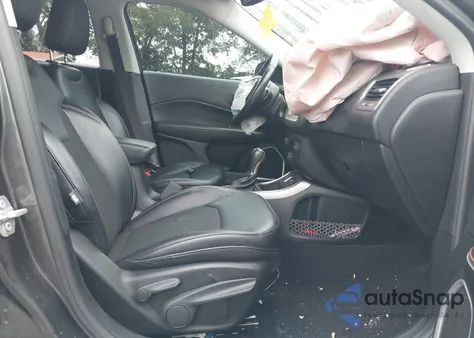 2017 Jeep Compass Latitude Fwd z USA, uszkodzony, nr VIN 3C4NJCBBXHT672732